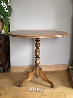 Tripod table in walnut, 19th century, removable oval top (deliverable)