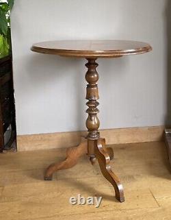 Tripod table in walnut, 19th century, removable oval top (deliverable)