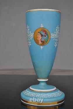 Vase in Greek-style opaline from the late 19th century