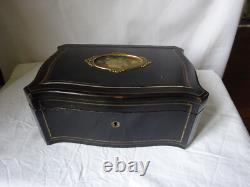 ANCIEN COFFRET EN BOIS NOIRCIS AVEC MEDAILLON EPOQUE NAPOLEON 3- XIXème siècle