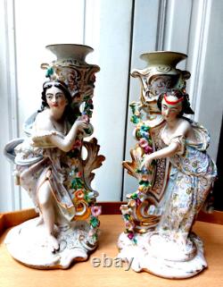 ANCIENNE PAIRE DE BOUGEOIRS PORCELAINE ET BISCUITS EPOQUE XIXème