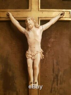 Ancien crucifix époque XIX ème s, cadre doré