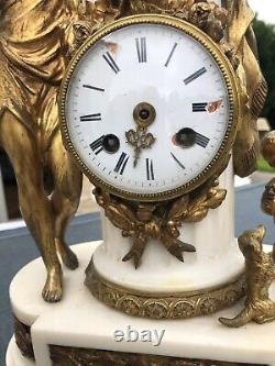 BELLE PENDULE EN BRONZE DORE ET MARBRE BLANC D'ÉPOQUE MILIEU XIX eme