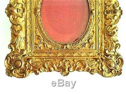 Beau cadre en laiton doré à décor repoussé d'époque fin XIX ème vers 1880/1900