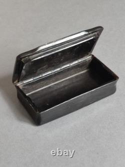 Boîte Tabatière en corne compressé avec placage d'écaille, d'époque XIXème