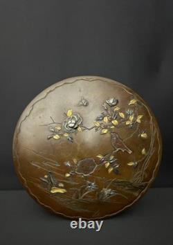 Boîte japonaise ancienne en bronze à décor incrusté, époque Meiji