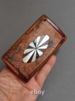 Boîte tabatière en loupe couvercle à décor nacre, d'Époque XIXème siècle