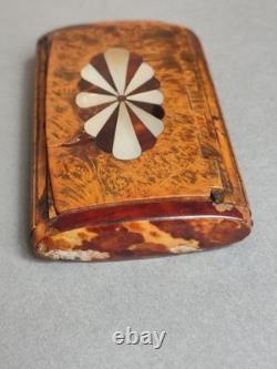 Boîte tabatière en loupe couvercle à décor nacre, d'Époque XIXème siècle