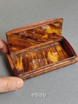 Boîte tabatière en loupe couvercle à décor nacre, d'Époque XIXème siècle