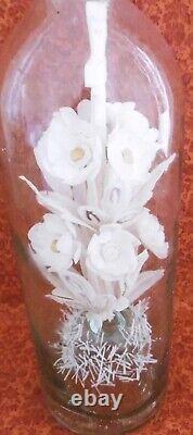 Bouquet de cérémonie dans une grande bouteille en verre soufflé d'époque XIXème