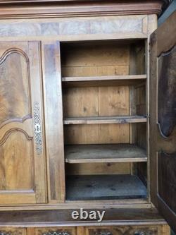 Buffet deux-corps d'époque Louis XV en noyer massif XVIIIe siècle