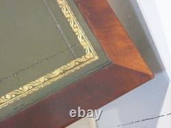 Bureau plat Directoire en acajou et placage, époque début XIX ème