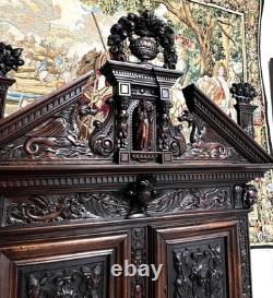 Cabinet en noyer de style. Haute époque, renaissance, collections, bois sculpté