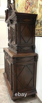 Cabinet en noyer de style. Haute époque, renaissance, collections, bois sculpté