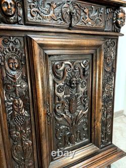 Cabinet en noyer de style. Haute époque, renaissance, collections, bois sculpté