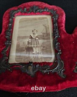 Cadre photo velours rouge époque Napoléon III avec photos XIXème