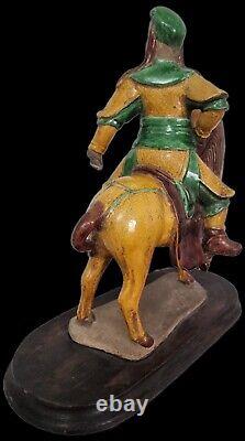 Chine statue XVII ème epoque Ming grés émaillé jaune et vert guandi à cheval