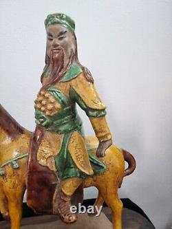 Chine statue XVII ème epoque Ming grés émaillé jaune et vert guandi à cheval