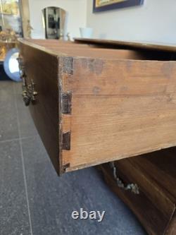 Commode provinciale en noyer massif Époque Louis XIV / Régence Début XVIII