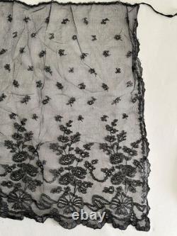 Élégant tablier ancien en dentelle noire fleurs et nouds Belle Époque 54 x 97 cm