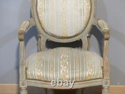 Fauteuil de style Louis XVI en bois sculpté et laqué, époque XIX ème siècle