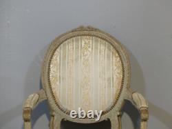 Fauteuil de style Louis XVI en bois sculpté et laqué, époque XIX ème siècle