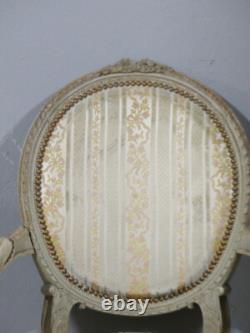 Fauteuil de style Louis XVI en bois sculpté et laqué, époque XIX ème siècle