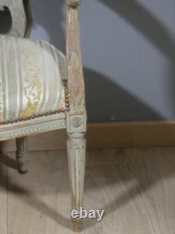 Fauteuil de style Louis XVI en bois sculpté et laqué, époque XIX ème siècle