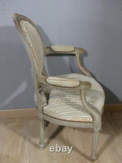 Fauteuil de style Louis XVI en bois sculpté et laqué, époque XIX ème siècle