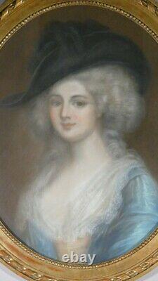 Grand Portrait Au Pastel d'Une Dame De Qualité, époque XIX ème, Cadre Ovale Doré
