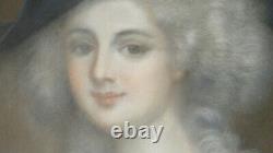 Grand Portrait Au Pastel d'Une Dame De Qualité, époque XIX ème, Cadre Ovale Doré