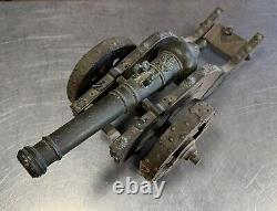Grand modèle de canon en fonte, bois et metal repoussé époque fin XIXeme