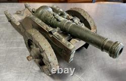 Grand modèle de canon en fonte, bois et metal repoussé époque fin XIXeme