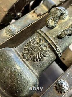 Grand modèle de canon en fonte, bois et metal repoussé époque fin XIXeme