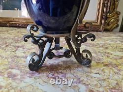 Grand vase en céramique, monture en fer, époque fin XIX ème s