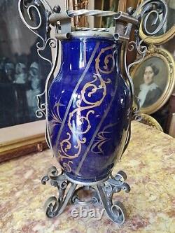 Grand vase en céramique, monture en fer, époque fin XIX ème s