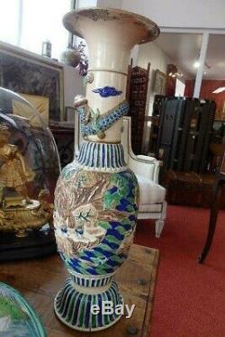 Grand vase en faïence du Japon époque XIX ème décor Dragon