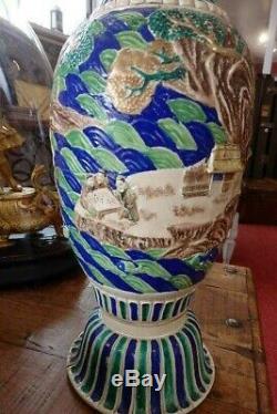 Grand vase en faïence du Japon époque XIX ème décor Dragon