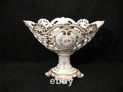 Grande coupe ajourée en porcelaine peinte et dorée époque XIX ème siècle