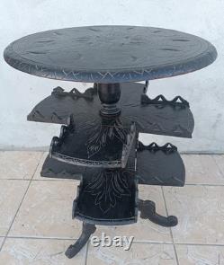 Guéridon époque Napoléon III en bois noirci à décor de feuillages