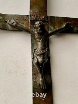 Haute Époque, très rare crucifix du XIVème siècle. Christ En Bronze