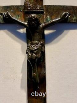 Haute Époque, très rare crucifix du XIVème siècle. Christ En Bronze