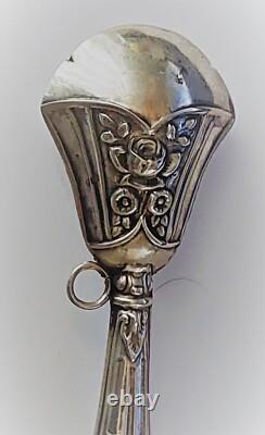 Hochet ancien en argent décor rose époque fin XIXème siècle