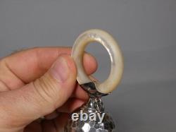 Hochet de bébé en argent massif et nacre, époque XIX ème
