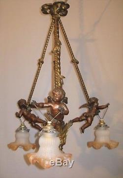 Lustre aux angelots trois lumières bronze et métal époque XIX ème siècle