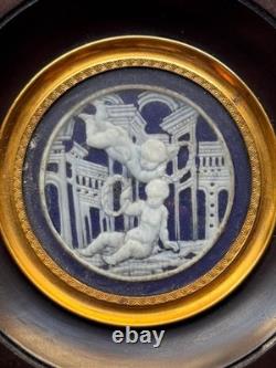 MINIATURE EN PORCELAINE BLEUE ET BLANCHE STYLE WEDGWOOD ÉPOQUE XIXème