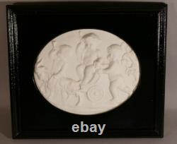 Médaillon Néoclassique Aux Putti En Biscuit De Porcelaine Encadré, époque XIX èm