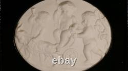 Médaillon Néoclassique Aux Putti En Biscuit De Porcelaine Encadré, époque XIX èm