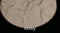 Médaillon Néoclassique Aux Putti En Biscuit De Porcelaine Encadré, époque XIX èm