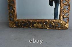 Miroir italien de style rocaille en bois doré d'époque XIXème